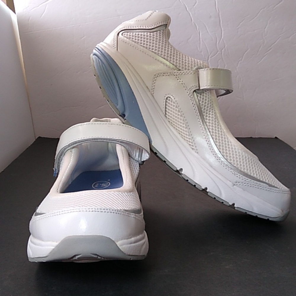 Women's Ryka Nitracel shoes . Size 9W . White/ Blue NWOT.